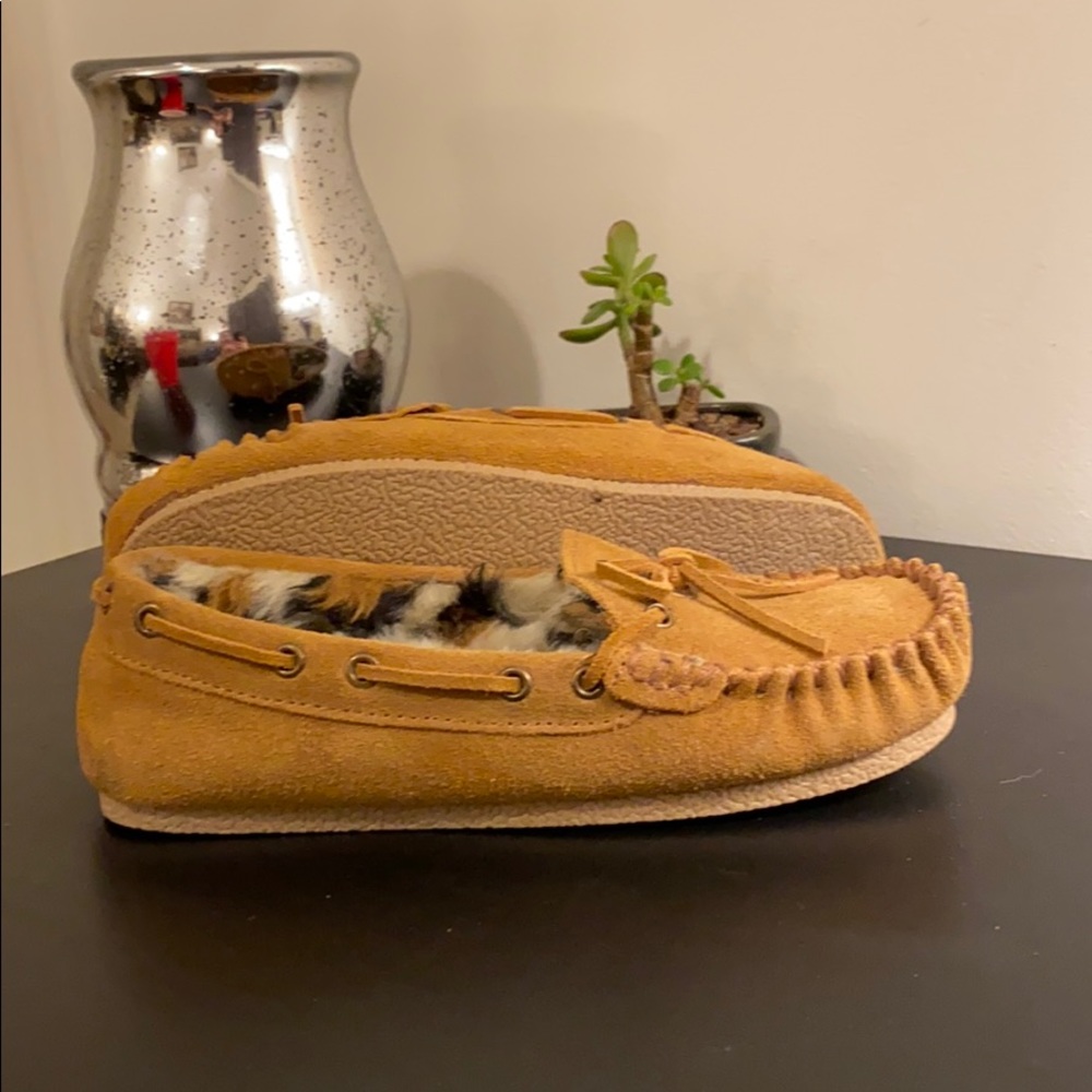 Woman’s size 6 Clarks leather slippers.